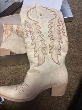 Classic Western Mid-Calf Heeled Boot - Cream. Cowboy boots
